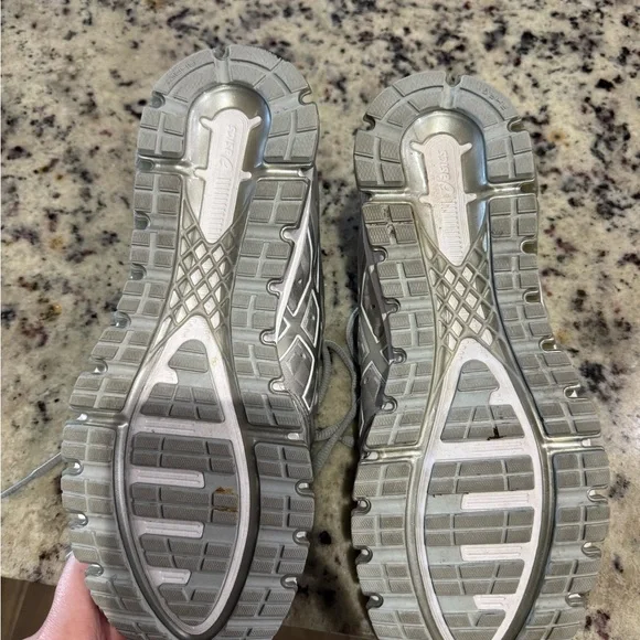 Size 10.5 - ASICS GEL-Quantum 180 2 Mid
Gray - Picture 5 of 5